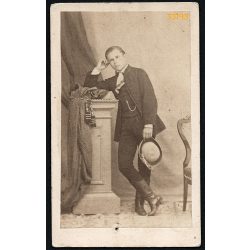   Mihály József fényképész, Eger, elegáns ifjú, Mártonffy László kalappal, magyaros ruhában, 1860-as évek, Eredeti CDV, vizitkártya fotó hátulján feliratozva.  