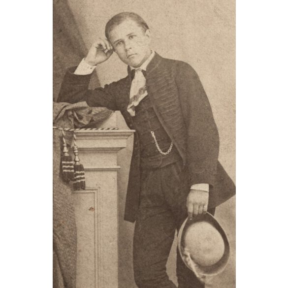 Mihály József fényképész, Eger, elegáns ifjú, Mártonffy László kalappal, magyaros ruhában, 1860-as évek, Eredeti CDV, vizitkártya fotó hátulján feliratozva.  