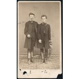 Mihály József fényképész, Eger, elegáns férfiak, testvérek, Mártonffy László és Mártonffy György magyaros ruhában, 1860-as évek, Eredeti CDV, vizitkártya fotó hátulján feliratozva, alja hiányos, sérül