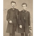 Mihály József fényképész, Eger, elegáns férfiak, testvérek, Mártonffy László és Mártonffy György magyaros ruhában, 1860-as évek, Eredeti CDV, vizitkártya fotó hátulján feliratozva, alja hiányos, sérül