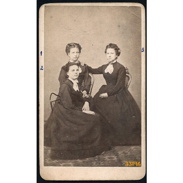 Mihály József fényképész, Eger, elegáns  hölgyek portréja, Tamár Etelka, Tamár Jolán, Polereczki Hermin, 1860-as évek, Eredeti CDV, vizitkártya fotó hátulján feliratozva. 