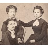 Mihály József fényképész, Eger, elegáns  hölgyek portréja, Tamár Etelka, Tamár Jolán, Polereczki Hermin, 1860-as évek, Eredeti CDV, vizitkártya fotó hátulján feliratozva. 