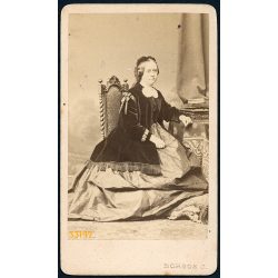   Borsos József műterme, Pest, elegáns hölgy portréja, Udvarnoky Józsefné sz. Góth Josepha gyönyörű ruhában 1860-as évek, Eredeti CDV, vizitkártya fotó, hátulján feliratozva.  