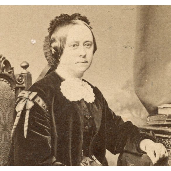 Borsos József műterme, Pest, elegáns hölgy portréja, Udvarnoky Józsefné sz. Góth Josepha gyönyörű ruhában 1860-as évek, Eredeti CDV, vizitkártya fotó, hátulján feliratozva.  
