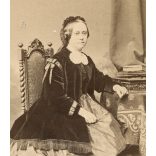 Borsos József műterme, Pest, elegáns hölgy portréja, Udvarnoky Józsefné sz. Góth Josepha gyönyörű ruhában 1860-as évek, Eredeti CDV, vizitkártya fotó, hátulján feliratozva.  