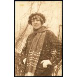 Felsőtorjai Kováts Adorján Béla művészi fényképész, csinos hölgy hóesésben,  Kiskunfélegyháza, helytörténet, Bács-Kiskun megye, 1920-es évek, Eredeti fotó, kézzel festett papírkép.  