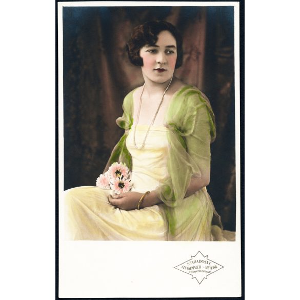 Szabadosné fényképészeti műterme, Kiskunfélegyháza, gyönyörű nő ékszerekkel, gyöngy, virág, karkötő, Horthy-korszak, 1930-as évek, Eredeti fotó, kézzel színezett papírkép. 