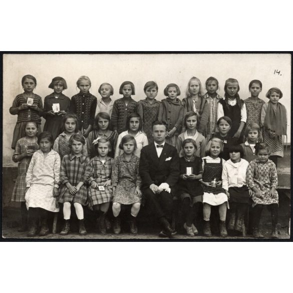 Iskolás lányok fiatal tanítójukkal, Karácsond, római katolikus elemi iskola leány osztályai (4. 5. 6.), helytörténet, Heves megye, 1928. október 5., 1920-as évek, Eredeti fotó, papírkép.