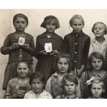 Iskolás lányok fiatal tanítójukkal, Karácsond, római katolikus elemi iskola leány osztályai (4. 5. 6.), helytörténet, Heves megye, 1928. október 5., 1920-as évek, Eredeti fotó, papírkép.