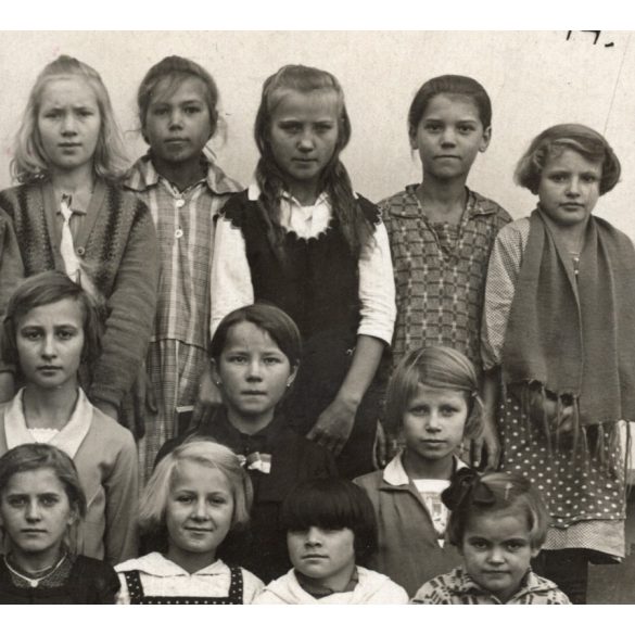 Iskolás lányok fiatal tanítójukkal, Karácsond, római katolikus elemi iskola leány osztályai (4. 5. 6.), helytörténet, Heves megye, 1928. október 5., 1920-as évek, Eredeti fotó, papírkép.