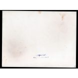 Nagyobb méret, Szendrő István fotóművészeti alkotása. Útkereszteződés magyar és cirill betűs útbaigazító táblákkal a 3-as és 32-es útnál, Heves megye, Eger környéke, háttérben romos épülettel, 1945 kö