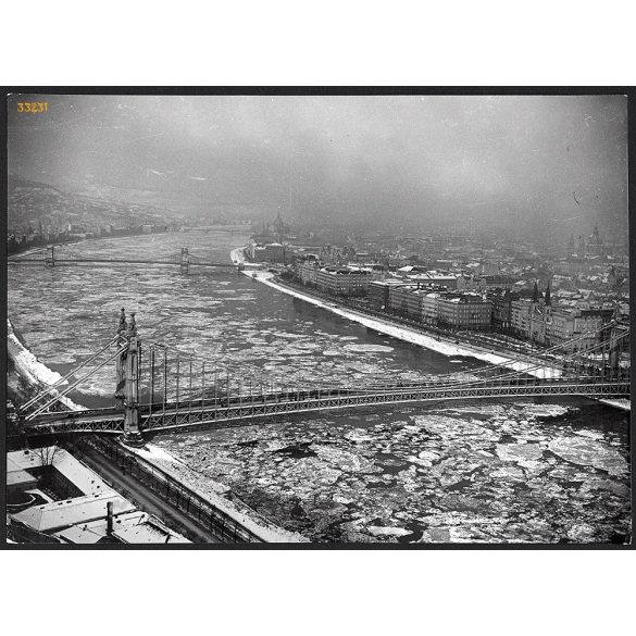 Nagyobb méret, Szendrő István fotóművészeti alkotása, Budapest a régi Erzsébet híddal télen, Duna jégtáblákkal, 1940-es évek. Eredeti, pecséttel jelzett fotó, papírkép, Agfa Brovira papíron. Dekoráció