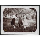 Táncoló lányok a kertben, Ozsdola, Erdély, Háromszék, Kovászna, copf, helytörténet, 1910-es évek, Eredeti fotó, papírkép. 