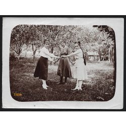   Táncoló lányok a kertben, Ozsdola, Erdély, Háromszék, Kovászna, copf, helytörténet, 1910-es évek, Eredeti fotó, papírkép. 