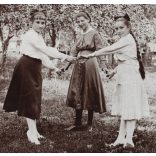 Táncoló lányok a kertben, Ozsdola, Erdély, Háromszék, Kovászna, copf, helytörténet, 1910-es évek, Eredeti fotó, papírkép. 