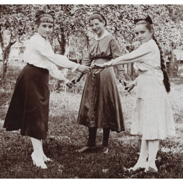 Táncoló lányok a kertben, Ozsdola, Erdély, Háromszék, Kovászna, copf, helytörténet, 1910-es évek, Eredeti fotó, papírkép. 