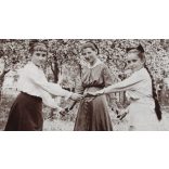 Táncoló lányok a kertben, Ozsdola, Erdély, Háromszék, Kovászna, copf, helytörténet, 1910-es évek, Eredeti fotó, papírkép. 