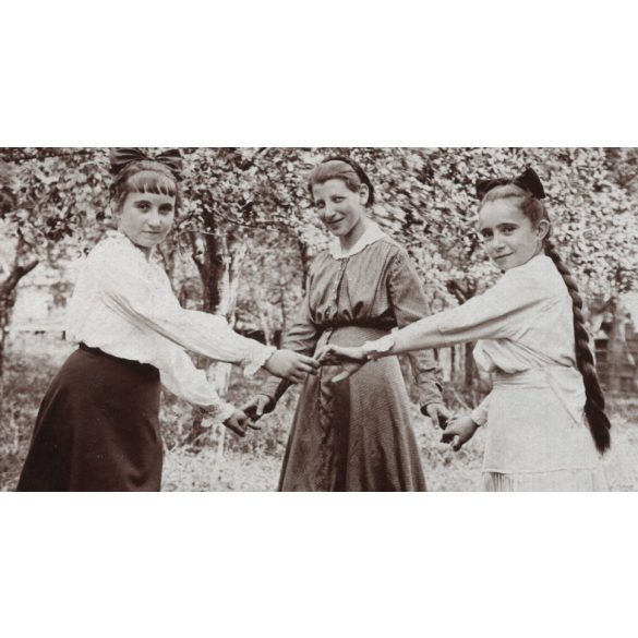 Táncoló lányok a kertben, Ozsdola, Erdély, Háromszék, Kovászna, copf, helytörténet, 1910-es évek, Eredeti fotó, papírkép. 
