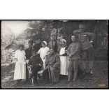 Sebesült katonák egy katonakórház udvarán, ápolónő, egyenruha, 1. világháború, 1910-es évek, Eredeti fotó, papírkép.   