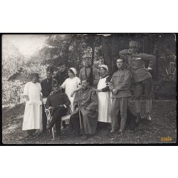   Sebesült katonák egy katonakórház udvarán, ápolónő, egyenruha, 1. világháború, 1910-es évek, Eredeti fotó, papírkép.   
