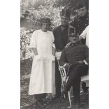 Sebesült katonák egy katonakórház udvarán, ápolónő, egyenruha, 1. világháború, 1910-es évek, Eredeti fotó, papírkép.   