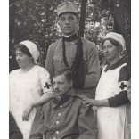 Sebesült katonák egy katonakórház udvarán, ápolónő, egyenruha, 1. világháború, 1910-es évek, Eredeti fotó, papírkép.   