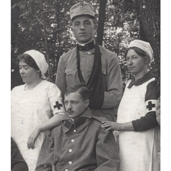 Sebesült katonák egy katonakórház udvarán, ápolónő, egyenruha, 1. világháború, 1910-es évek, Eredeti fotó, papírkép.   