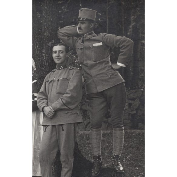 Sebesült katonák egy katonakórház udvarán, ápolónő, egyenruha, 1. világháború, 1910-es évek, Eredeti fotó, papírkép.   