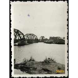   a felrobbantott magyarcsanádi (apátfalvai) közúti Maros-híd, közlekedés, Csongrád-Csanád megye, 2. világháború,  helytörténet, 1940-es évek, Eredeti fotó, papírkép.   