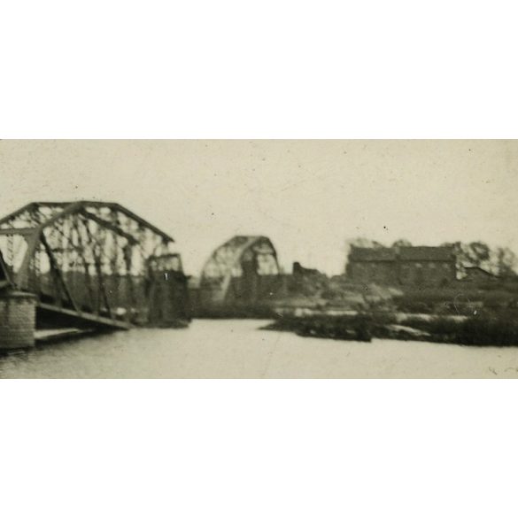 a felrobbantott magyarcsanádi (apátfalvai) közúti Maros-híd, közlekedés, Csongrád-Csanád megye, 2. világháború,  helytörténet, 1940-es évek, Eredeti fotó, papírkép.   