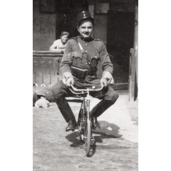 Katona egyenruhában gyermekkerékpáron, vicces, bicikli,  1930-as évek, Eredeti fotó, papírkép, ragasztott, hiányos.  