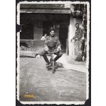 Katona egyenruhában gyermekkerékpáron, vicces, bicikli,  1930-as évek, Eredeti fotó, papírkép, ragasztott, hiányos.  