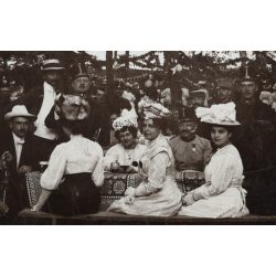   Elegáns hölgyek katonatisztekkel söröznek egy kerthelységben, gyönyörű kalapok, 1. világháború, Győr, vendéglátás, helytörténet, 1910-es évek, Eredeti fotó, papírkép.  