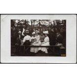 Elegáns hölgyek katonatisztekkel söröznek egy kerthelységben, gyönyörű kalapok, 1. világháború, Győr, vendéglátás, helytörténet, 1910-es évek, Eredeti fotó, papírkép.  