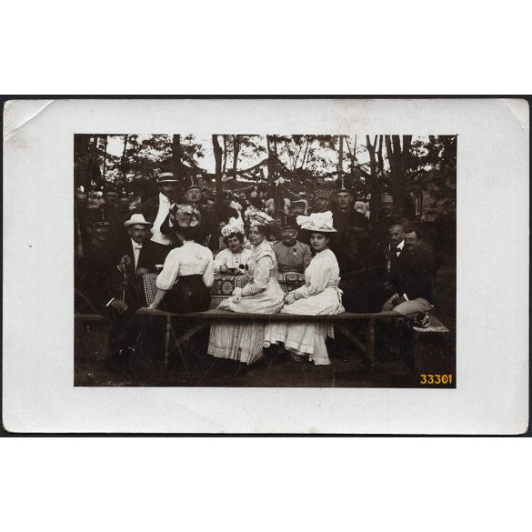 Elegáns hölgyek katonatisztekkel söröznek egy kerthelységben, gyönyörű kalapok, 1. világháború, Győr, vendéglátás, helytörténet, 1910-es évek, Eredeti fotó, papírkép.  