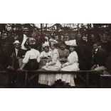 Elegáns hölgyek katonatisztekkel söröznek egy kerthelységben, gyönyörű kalapok, 1. világháború, Győr, vendéglátás, helytörténet, 1910-es évek, Eredeti fotó, papírkép.  