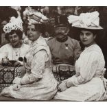 Elegáns hölgyek katonatisztekkel söröznek egy kerthelységben, gyönyörű kalapok, 1. világháború, Győr, vendéglátás, helytörténet, 1910-es évek, Eredeti fotó, papírkép.  