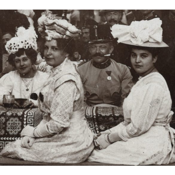 Elegáns hölgyek katonatisztekkel söröznek egy kerthelységben, gyönyörű kalapok, 1. világháború, Győr, vendéglátás, helytörténet, 1910-es évek, Eredeti fotó, papírkép.  