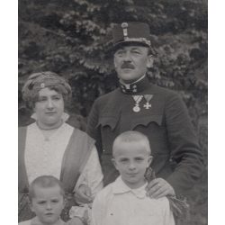   „Török főhadnagy és neje”, főhadnagy és családja, egyenruha, érdemrend, 1. világháború, 1916, 1910-es évek, Eredeti fotó, papírkép.   