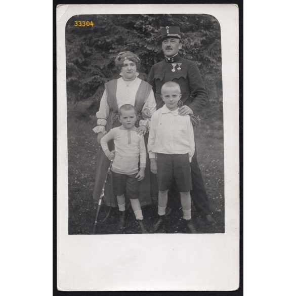 „Török főhadnagy és neje”, főhadnagy és családja, egyenruha, érdemrend, 1. világháború, 1916, 1910-es évek, Eredeti fotó, papírkép.   