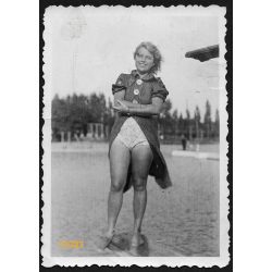   Csinos lány fürdőruhában, Cinkota, Budapest, fürdő, strand, helytörténet, 1937, 1930-as évek, Eredeti fotó, hátulján feliratozott papírkép. 