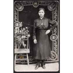   Margit műterem, Simon Teréz (Jászberény, Szomor utca 7.), fiatal nő, fekete ruhában, különös háttér, helytörténet, 1920-as évek, Eredeti fotó, papírkép, törésnyomokkal.   