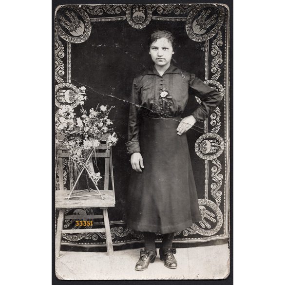 Margit műterem, Simon Teréz (Jászberény, Szomor utca 7.), fiatal nő, fekete ruhában, különös háttér, helytörténet, 1920-as évek, Eredeti fotó, papírkép, törésnyomokkal.   