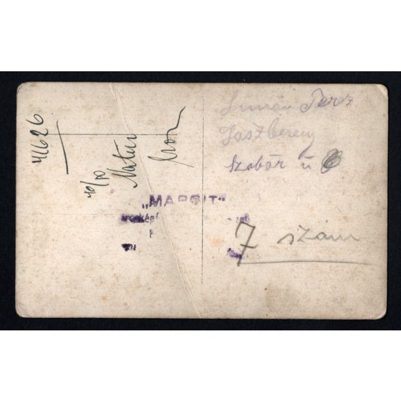 Margit műterem, Simon Teréz (Jászberény, Szomor utca 7.), fiatal nő, fekete ruhában, különös háttér, helytörténet, 1920-as évek, Eredeti fotó, papírkép, törésnyomokkal.   