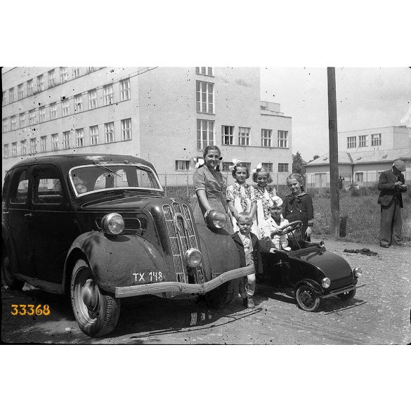 Ford 7w TEN gépkocsi kézzel festett magyar TX-es (taxi?) rendszámmal, játék pedálos autó, gyerekek,  jármű, közlekedés,  1940-es évek, Eredeti fotó negatív!     