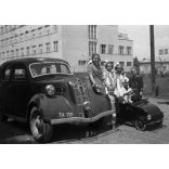 Ford 7w TEN gépkocsi kézzel festett magyar TX-es (taxi?) rendszámmal, játék pedálos autó, gyerekek,  jármű, közlekedés,  1940-es évek, Eredeti fotó negatív!     