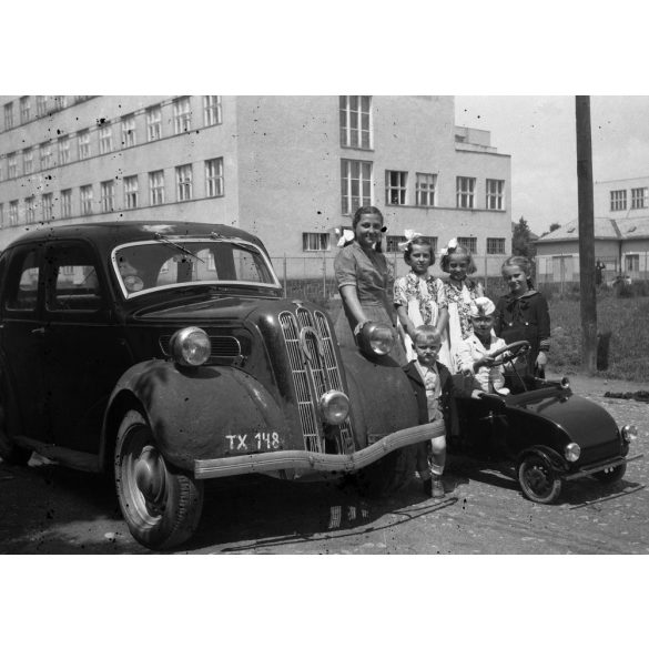 Ford 7w TEN gépkocsi kézzel festett magyar TX-es (taxi?) rendszámmal, játék pedálos autó, gyerekek,  jármű, közlekedés,  1940-es évek, Eredeti fotó negatív!     