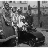 Ford 7w TEN gépkocsi kézzel festett magyar TX-es (taxi?) rendszámmal, játék pedálos autó, gyerekek,  jármű, közlekedés,  1940-es évek, Eredeti fotó negatív!     