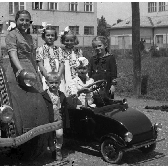 Ford 7w TEN gépkocsi kézzel festett magyar TX-es (taxi?) rendszámmal, játék pedálos autó, gyerekek,  jármű, közlekedés,  1940-es évek, Eredeti fotó negatív!     