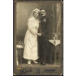 Tóth műterem, Budapest, esküvő, katona egyenruhában, érdemrendekkel, menyasszony, vőlegény, bajusz, 1. világháború, 1910-es évek, Eredeti kabinetfotó, hátoldalán ragasztásnyomokkal.   